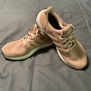 Women’s Adidas tennis shoes. Size 9. Pre owned.